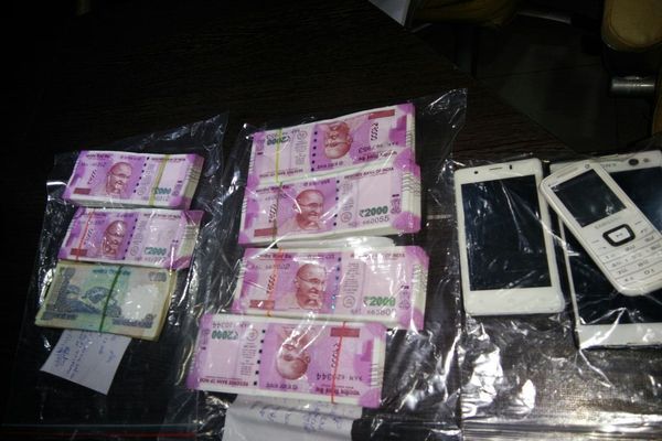 note यात्री की जींस से बरामद हुए 28 लाख रुपये, एयरपोर्ट पर जांच में पकड़ा