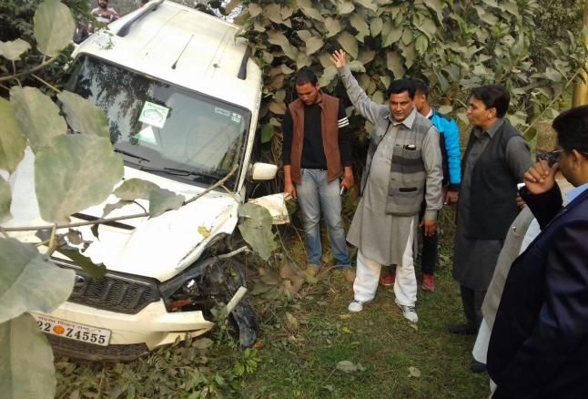 accident of congress mla बाइक सवार को बचाने के लिए कांग्रेस विधायक ने दांव पर लगाई अपनी जान