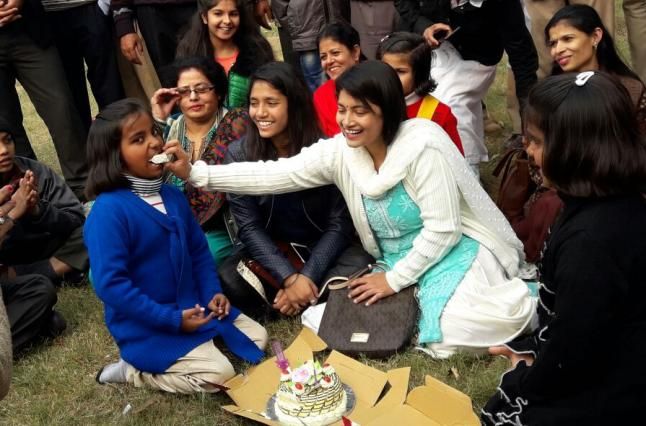 dm b chandrkala मिलिए, बच्चों को दंगल दिखाने वाली 'डीएम' सेंटाक्लाज से