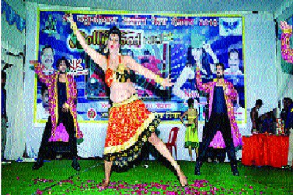 sexy dance बालीवुड नाइट के नाम पर दिल्ली से आई लड़कियों ने दिखाया जलवा,देखिये वीडियो