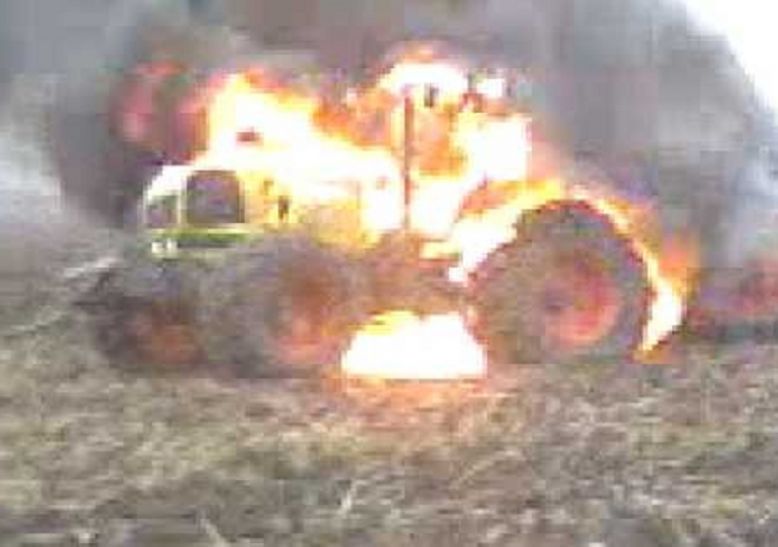 Miscreant Burn tractor आजमगढ़ में अराजकतत्वों ने किसान का फूंका वाहन