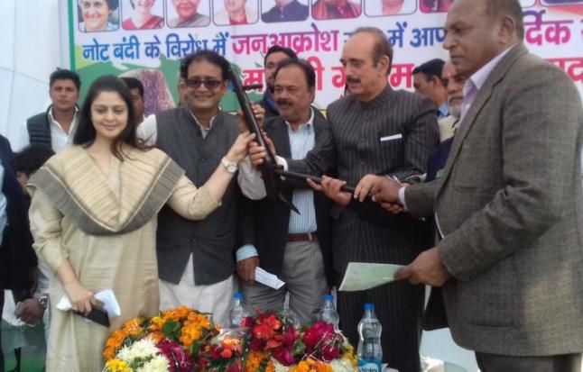 nagma हापुड़ पहुंची नगमा को देखने उमड़ी प्रशंसकों की भीड़