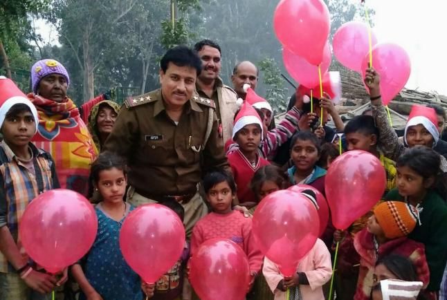 noida police christmas 2016 उपहार भी बांंटती है नोएडा पुलिस