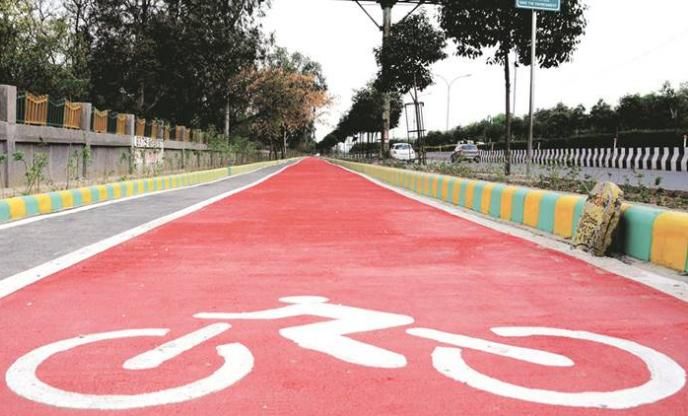 cycle track अखिलेश के साइकिल ट्रैक पर बस साइकिलें ही नहीं हैं