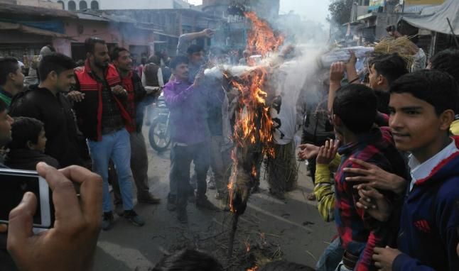 protest 'आरएसएस के दलाल हैं अमर सिंह'