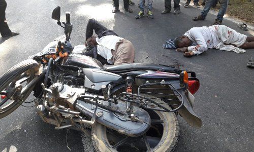 injured in road accident ससुराल से लौट रहे Bike सवारों को Truck ने मारी जबरदस्त टक्कर, दोनों गंभीर