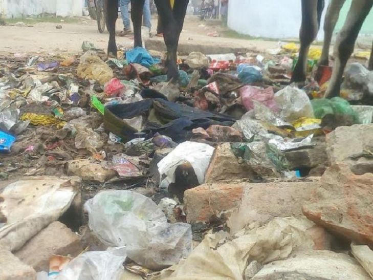 Dirt संविदा सफाईकर्मियों की नियुक्ति पर रोक का बनारस में असर