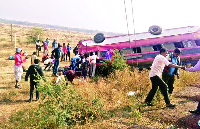 pasenger bus accident, 25 injured,15 passengers ex शराब पीकर चला रहा था बस पलटी 25 घायल, 15 यात्रियों की हालत बेहद गंभीर
