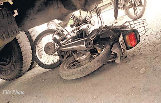 road accident बाइक सवार दंपती को 100 मीटर घसीटता ले गया ट्रक, पत्नी की मौत, पति गंभीर