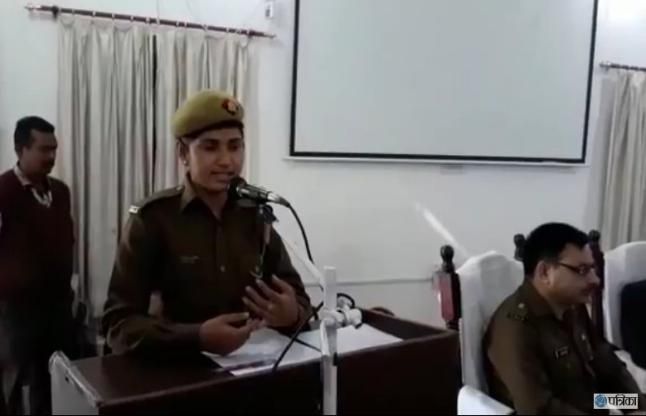 woman police VIDEO: अफसराें के सामने ही महिला पुलिसकर्मियों ने कही ऐसी बात, सुनकर दंग रह जाएंगे आप