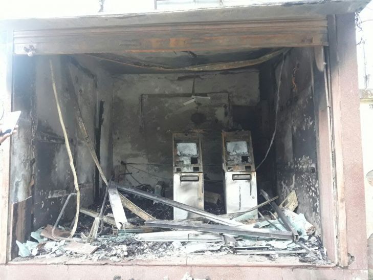 fire at pnb atm, cash burnt पीएनबी के एटीएम में लगी भीषण आग, जल गया कैश