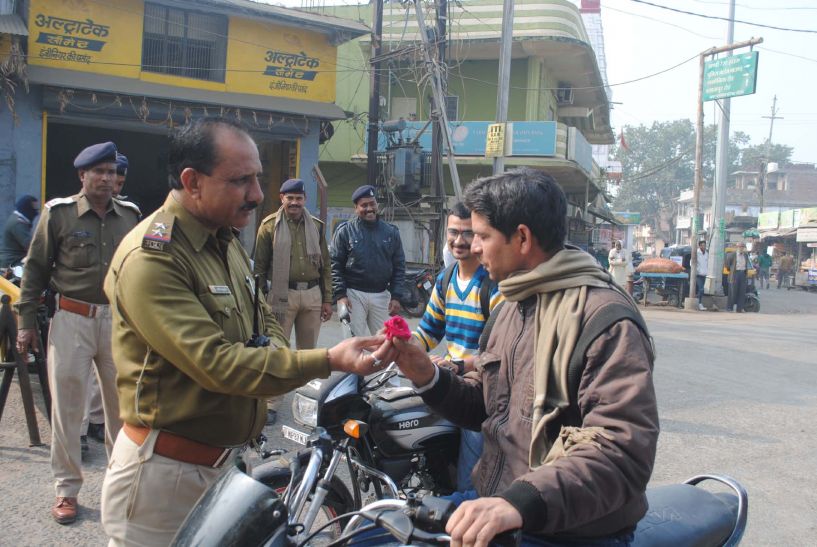 Police Gandhigiri पुलिस की गांधीगीरी चालान काटने की बजाय नियम तोडऩे वालों को बांटे फूल