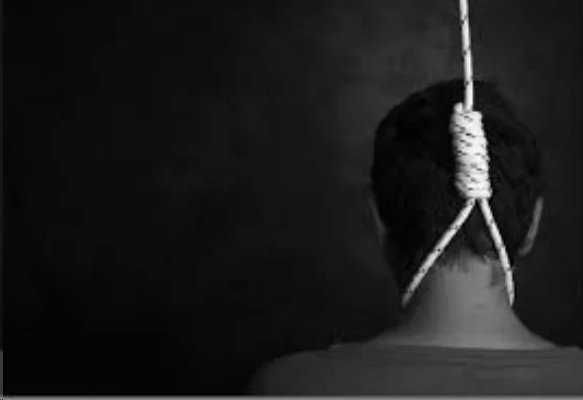 suicide मुआवजे की बाट जोह रहे किसान ने की आत्महत्या, परिवार ने कहा- आज एक मरा कल और मरेंगे