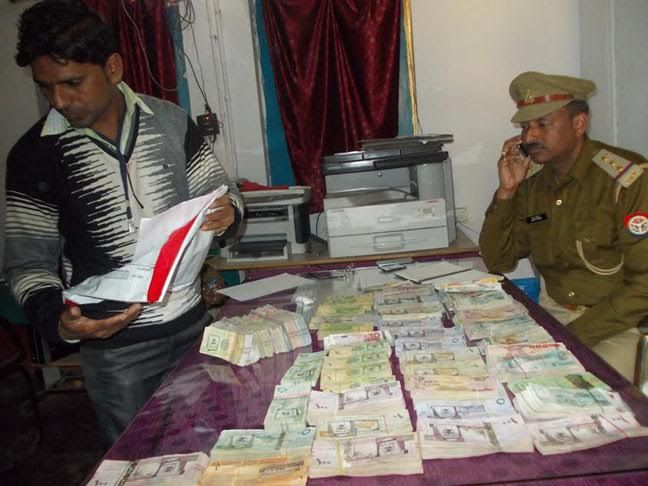 recovered BIG BREAKING यूपी चुनाव से पहले आजमगढ़ में कार से 87.21 लाख विदेशी मुद्रा बरामद