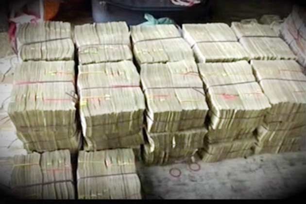Police recovered जौनपुर पुलिस ने कार से जब्त किये पांच लाख रुपये