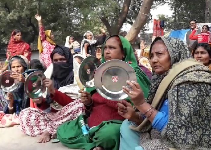 mahila नोटबन्दी के विरोध में यहां महिलाओं ने किया अनोखा प्रदर्शन, पढ़िये ये खबर