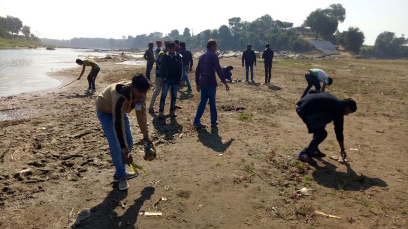 NSS volunteers एनएसएस स्वयंसेवकों ने नर्मदा के घाटों पर सफाई की