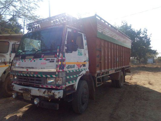 truck टोल नाका तोड़ भाग रहे ट्रक का 100 डॉयल ने किया पीछा.....जानिये फिर क्या हुआ