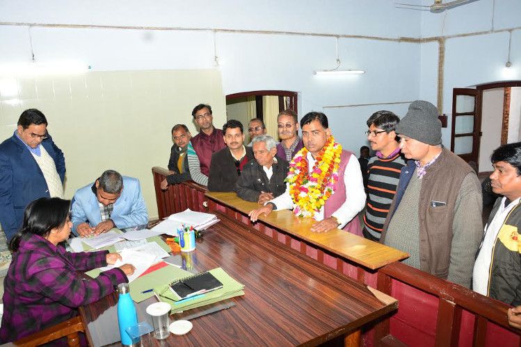 jhansi पति-पत्नी के पास हैं 3 लाख 24 हजार रुपए, सबसे पहले किया नामांकन