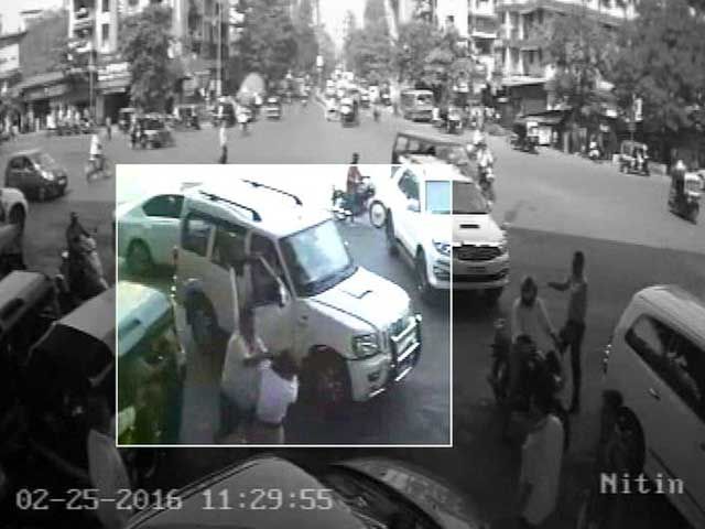 Shiv Sainik Abused & Hit This Lady Constable! What महिला कांस्टेबल से शिवसेना नेता ने की मारपीट! आगे महिला ने क्या किया, जिसके कारण उसे मिला इनाम?