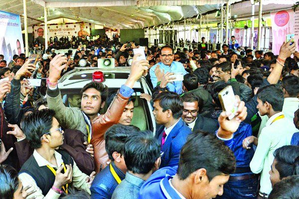 cm shivraj छात्र पंचायत में CM शिवराज से बच्चों ने पूछे कुछ ऐसे सवाल