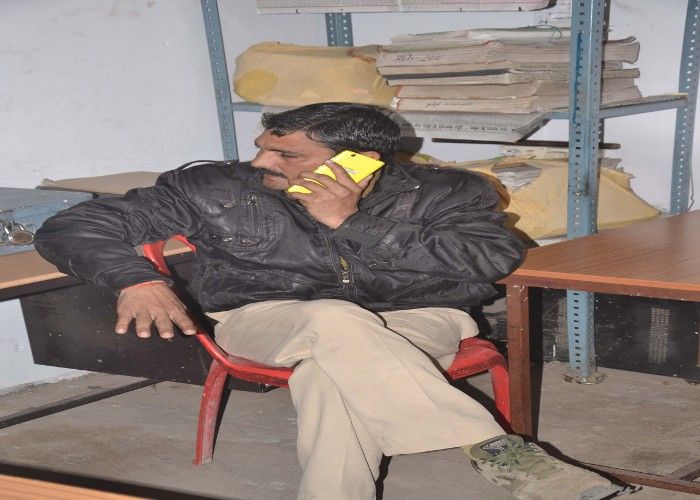 constable satendra jaat शराबियों की तरह सड़क पर पड़ा मिला एडीशनल एसपी का गनर