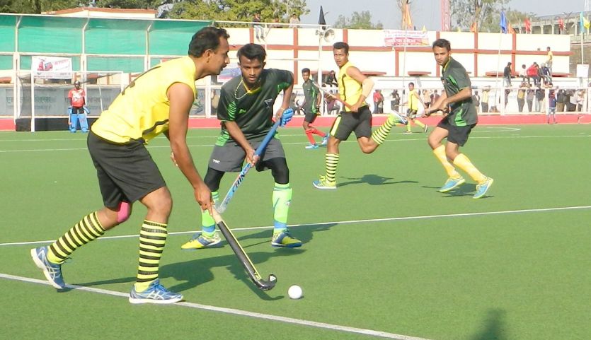 patrika अभद्र व्यवहार पर दिखाया ग्रीन कार्ड