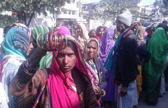 police CM के नाम चूडिय़ां, SP गौरव के समर्थन में 5 सौ महिलाओं ने दी गिरफ्तारी