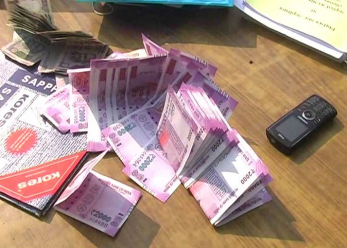 rs 90 thousand seize जिला पंचायत सदस्य की कार से 90 हजार रुपए बरामद