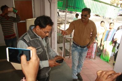 When questioned Shiv Sainik फोकट की तनख्वाह ले रहे और लोगों की दलाली कर रहे अधिकारी
