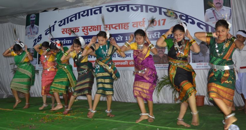 balaghat सड़क सुरक्ष सप्ताह कार्यक्रम में स्कूली बच्चों ने दी रंगारंग प्रस्तुति