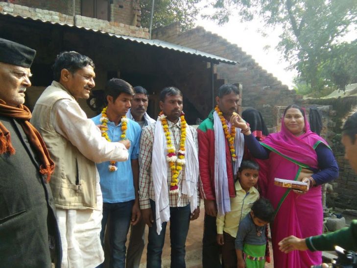 Fisherman return India पाकिस्तान की जेल से छूटकर एक साल बाद वतन पहुंचे फतेहपुर के तीन मछुआरे