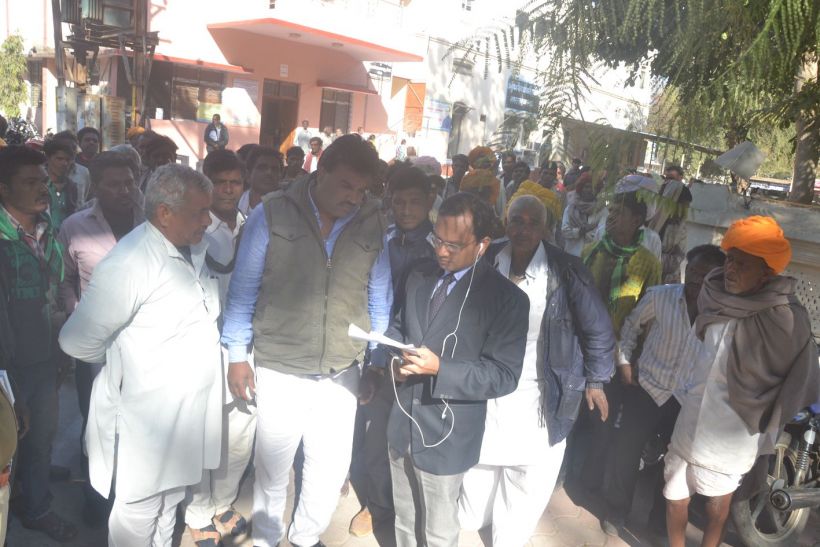 Collector, Rural, Problems, Ratlam, Mp कलेक्टर से मिले ग्रामीण, बताईं परेशानियां