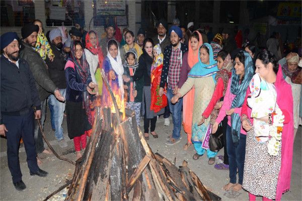 lohri festival: celebrated with joy लोहड़ी पर्व: सर्द रात में बजे ढोल, निभाई रस्म