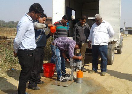Mobile lab ठेकेदारों में मच गया हड़कंप जब Mobile Lab से सड़क निर्माण के लिए गए सैंपल