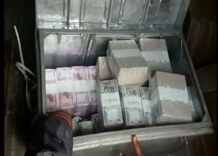 Money पुलिस ने बैंक के पौने तीन करोड़ पकड़े