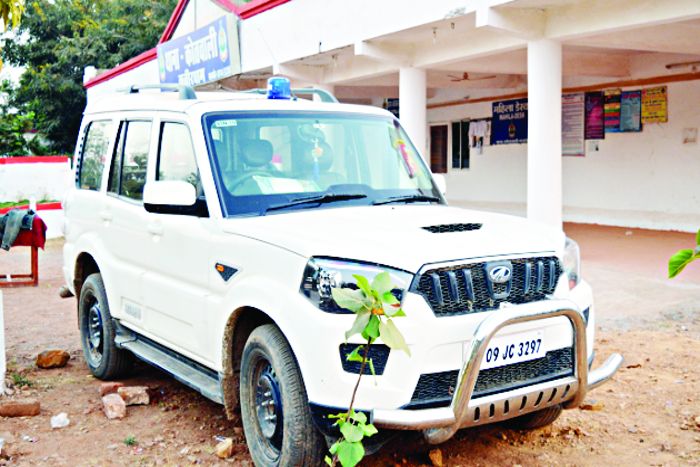 junkies arrested नशे में धुत अधीरात स्कॉर्पियो पर निली बत्ती लगाकर भर रहे थे फर्राटे, पुलिस ने दबोचा