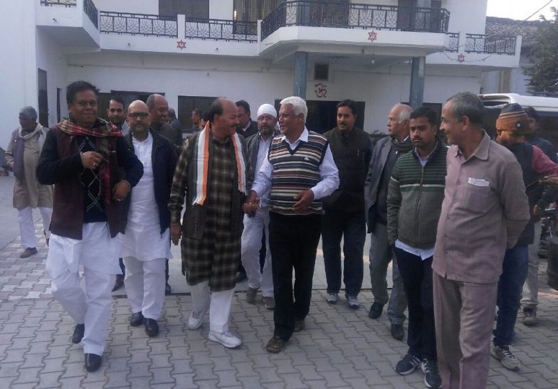 Congress leaders हवाला कारोबार का पर्दाफाश करने पर हटाए जाने वाले एसपी के पिता से मिले कांग्रेसी, कहा हम आपके साथ हैं