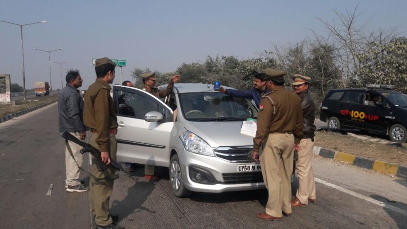 Ayodhya police चुनाव आयोग के निर्देश के आगे फीका पडा साहब का रौब उतर गयी नीली बत्ती