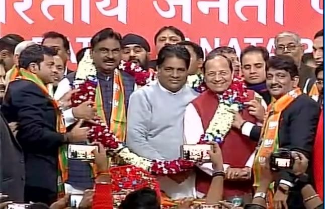 ashok pradhan मुलायम-अखिलेश को लगा बड़ा झटका, अशोक प्रधान ने अपने समर्थकों संग थामा भाजपा का दामन