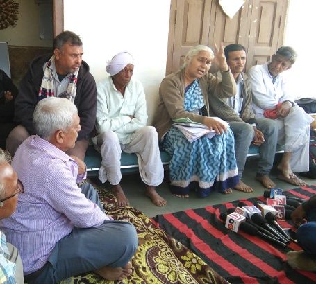 action against Narmada Bachao Andolan activist aft इधर मेधा पाटकर ने लगाए आरोप, उधर नर्मदा बचाओ आंदोलन कार्यकर्ताओं के घर प्रशासन की दबिश