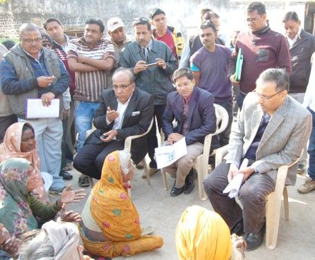 Principal Secretary to the problem of women heard प्रमुख सचिव को महिलाओं ने घेरा फिर सुनाई समस्या