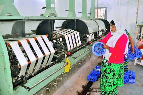 women making silk thread in the industry. ढाई करोड़ खर्च करने के बाद भी इस उद्योग की तस्वीर नहीं बदली