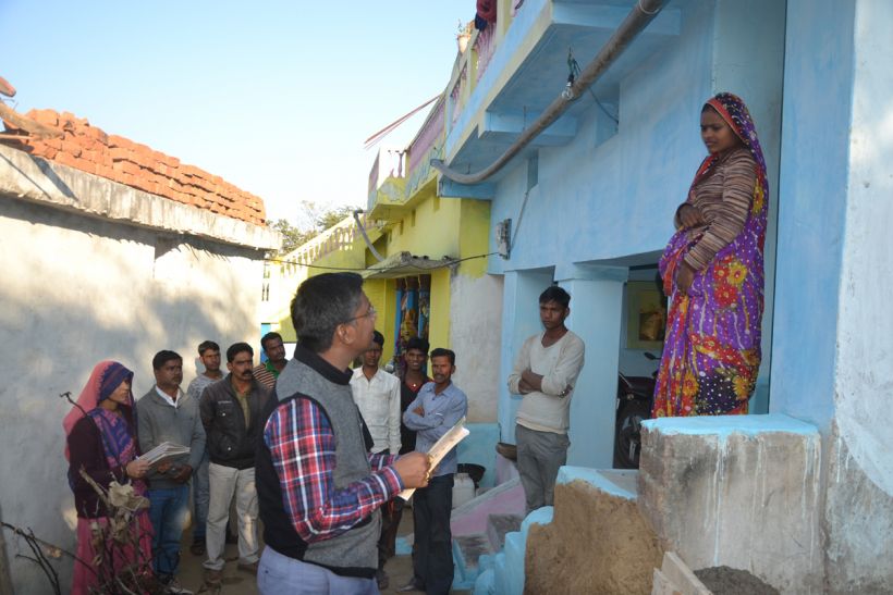 dm विद्यार्थियों ने कलेक्टर से कहा-स्कूल में नहीं मिलता मीनू के आधार पर भोजन