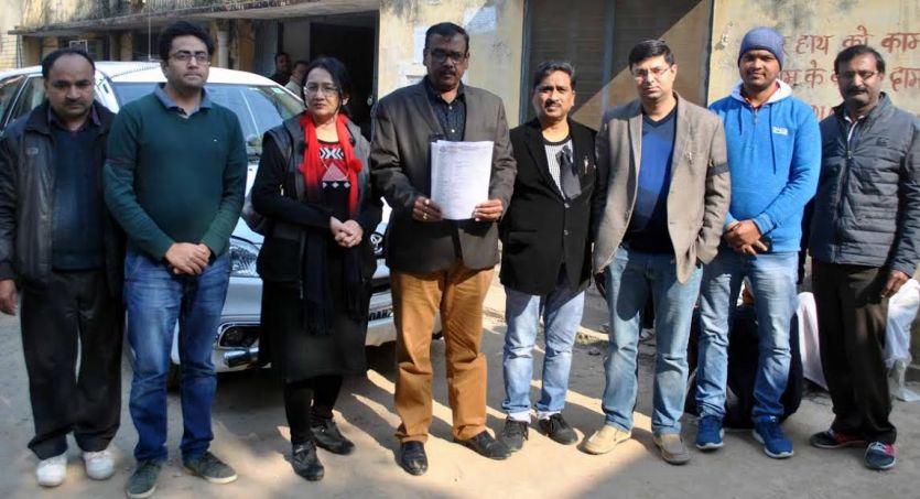 memorandum डा. बंसल की हत्या से नाराज चिकित्सकों ने सौंपा ज्ञापन