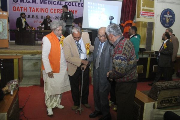 dr pranav pandya chief of gayatri pariwar गायत्री परिवार के प्रमुख प्रणव पंड्या ने दोस्तों के साथ कुछ यूं ताजा की यादें