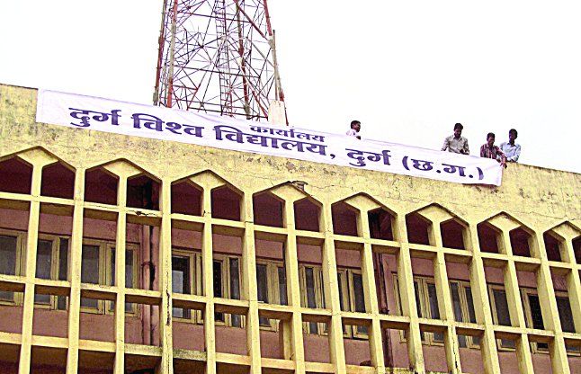 Demand 24, RVV sent by only 9 employees Durg University: मांगे थे 24, रविवि ने भेजे सिर्फ 9 कर्मचारी