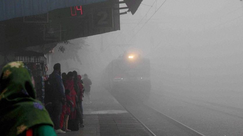 Many trains effected to due to fog घने कोहरे की वजह से कई ट्रेंने प्रभावित, पढि़ए कौन कितने घंटे लेट