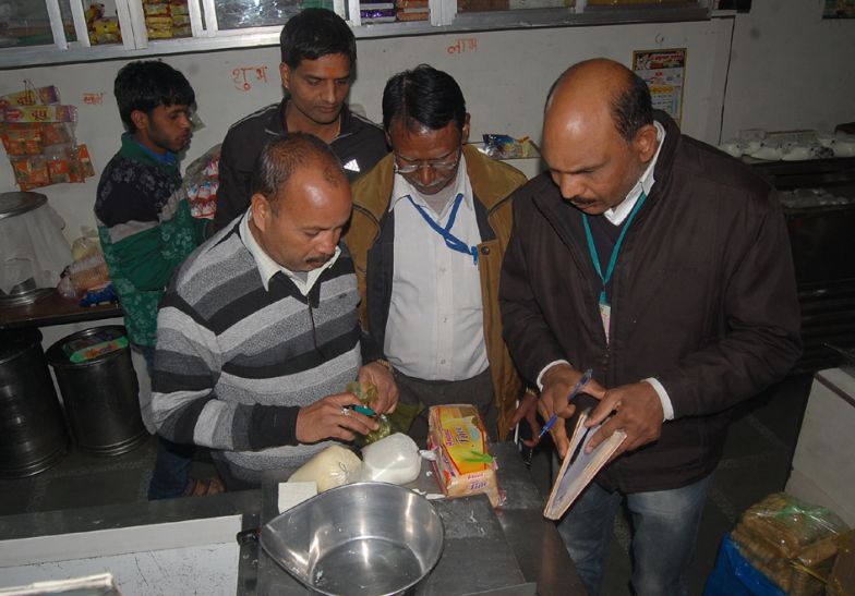 guna दूध में पानी और घी में मिला डालडा, 27 संैंपल भरे, 11 फेल