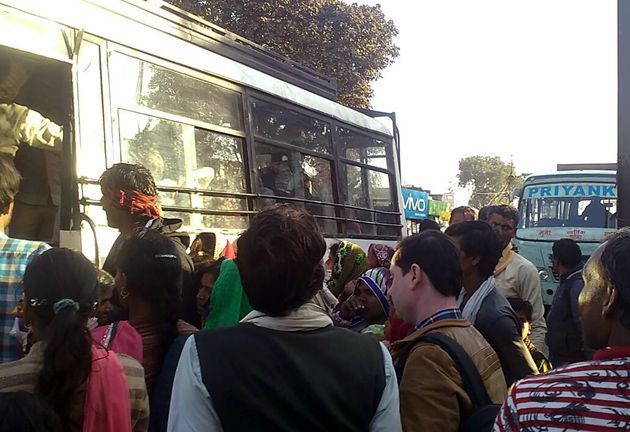 guna दो बसों की सवारी, एक बस में ठूंस-ठूंस कर भरी, आधे रास्ते में उतारा यात्रियों को